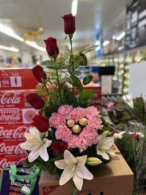 Espiral de rosas con corazón de claveles