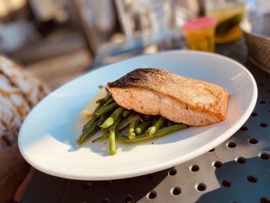 Salmon with green beans