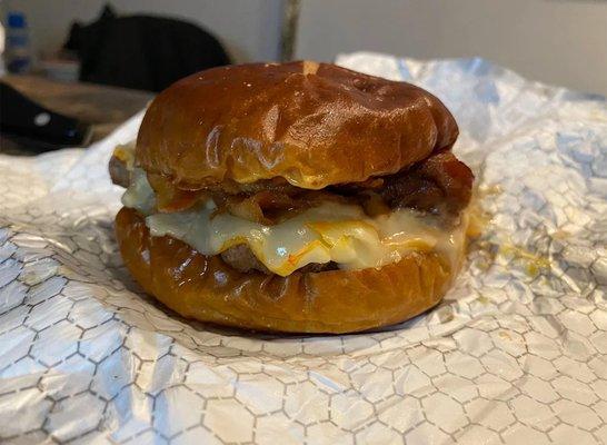 Pretzel Bacon Pub Cheeseburger