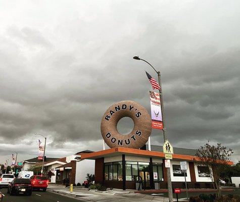 Clouds creepin up on #randysdonutsdowney this afternoon (1/23/21)