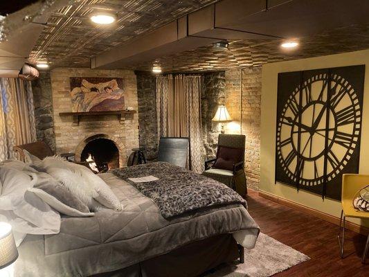 The room queen bed (fake) wall clock. Gas fireplace. Very cozy