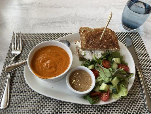 Half sandwich, soup, petite salad=perfect lunch.