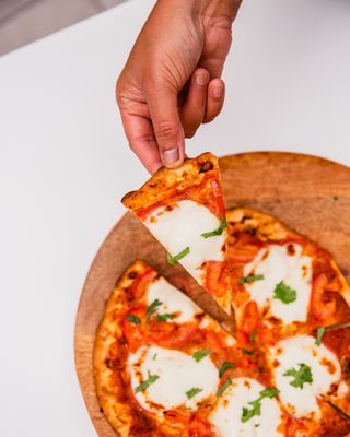 Tikka masala margarita on naan crust