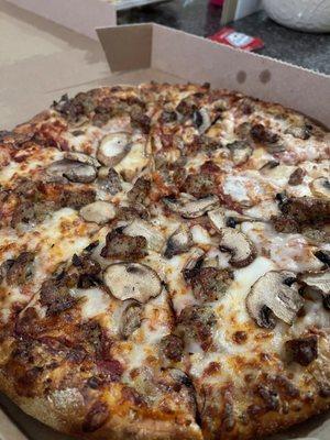 Sausage mushroom pizza