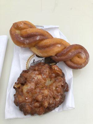 Great crunchy-juicy apple fritter.