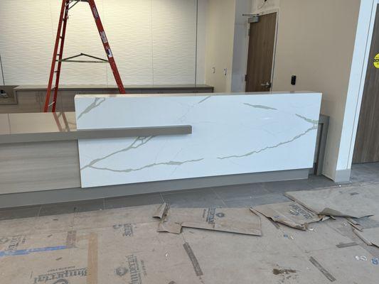 Check out this stunning quartz reception area, perfectly complemented by its beautiful color harmony.