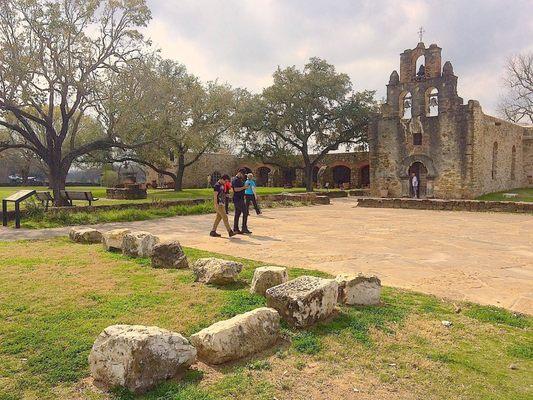 Walking distance to Mission Espada founded in 1690. Oldest Mission in Texas