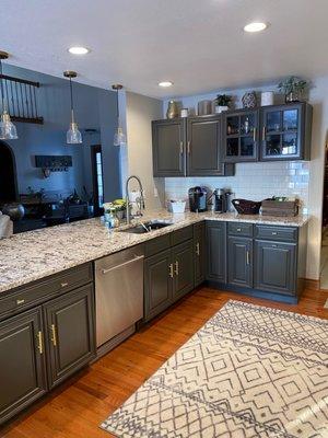 Kitchen breakfast bar....check out that granite!!