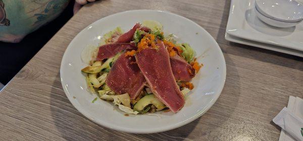 Tuna tataki salad