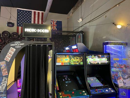 80's themed arcade! So Rad!