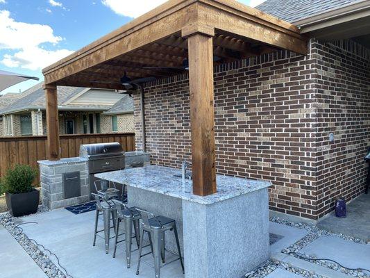 Complete Modern and Efficient Outdoor Project.
-Modern Pergola
-Beautiful Aisle with granite countertop + Sink. 
-Grill and Kitchen area.