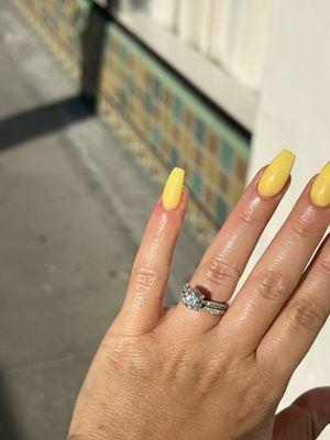 Sunny yellow nails