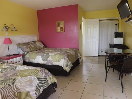 Full with twin suite with small refridge,mirowave,toaster oven,coffee pot, HBO-Wi-Fi,32'Flat Screens some with smart TVs.