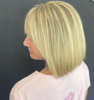 Short bob haircut. Blonde color.