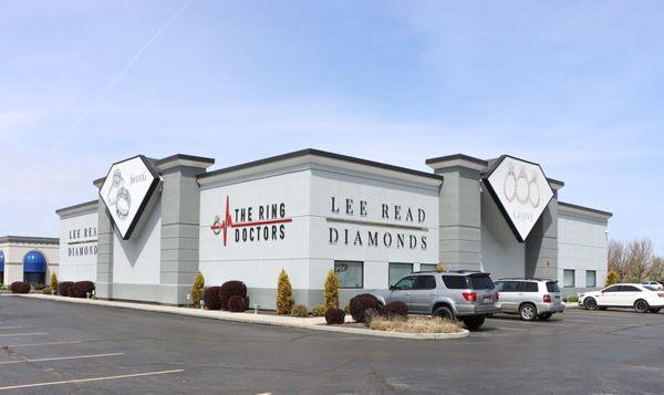 Store Front Of Lee Read Diamonds And The Ring Doctors.