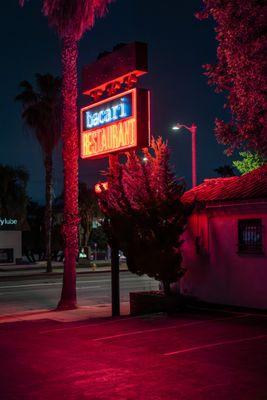 Bacari Sherman Oaks Sign - Night