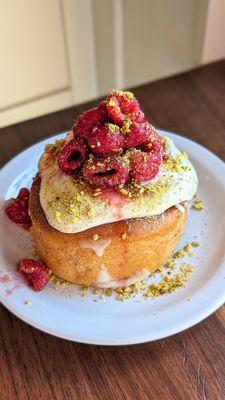 Raspberry Pistachio Cinnamon Roll | Instagram: @telephonesmoothie