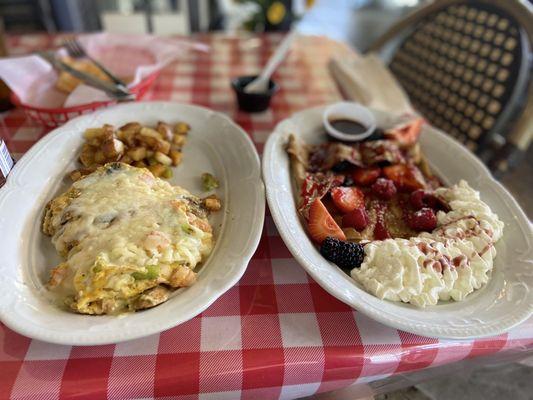 Veggie Omelet & berry dessert crepe