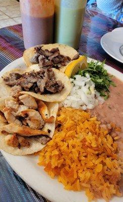 Tacos de Carne Asada y Tacos de Pollo con arroz y frijoles