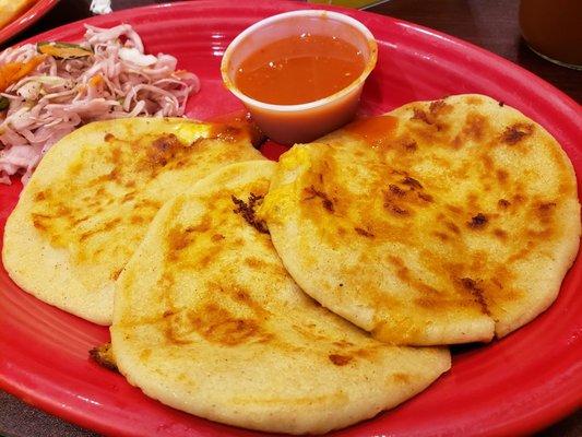 Pupusa de pollo y queso