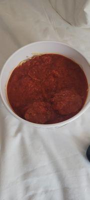 Spaghetti covered with sauce with 2 meatballs