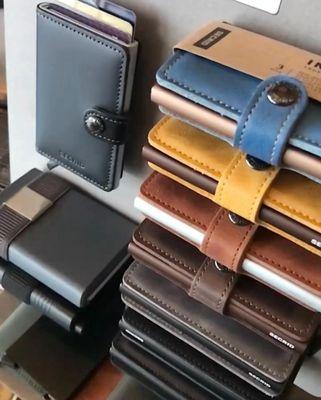 The coolest wallets made in Holland. RFID blocking, 3 year warranty, nice selection of colors.