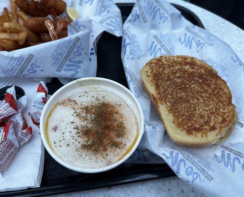 Clam Chowder bowl & garlic bread