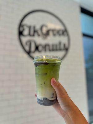 Cracking chocolate cup with Thai green tea