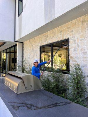 Window cleaning in LA Smile on the Job