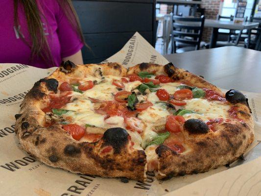 Cheese, tomato and spinach pizza