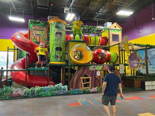 One of the play areas. It has two slides (twirl and straight). Ball pit was empty. Overall good condition.