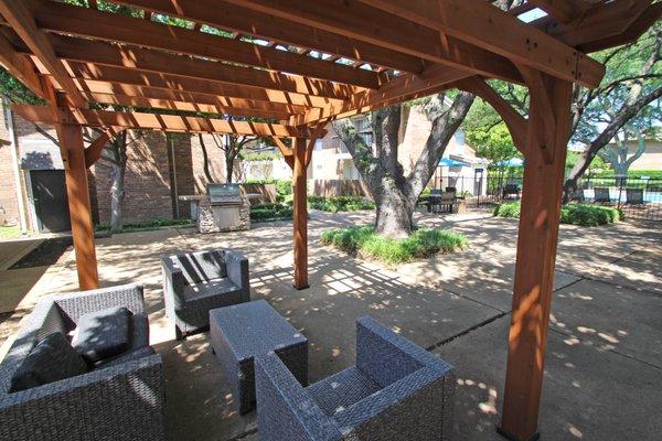 Outdoor lounge area at Preston Park Apartments in Dallas, Texas.