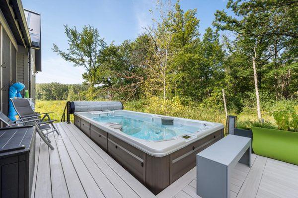 Timbertech Landmark Collection Boardwalk, Feeney Cable Rail, Hut Tub and Outdoor Kitchen