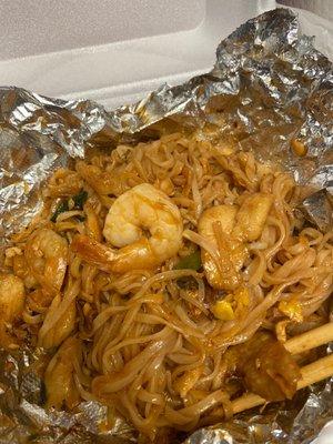 Chicken and shrimp lunch pad Thai