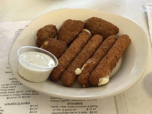 Mozzarella sticks & jalapeño poppers