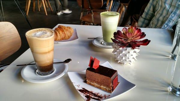 Matcha latte, cappuccino, croissant, parfait signature.