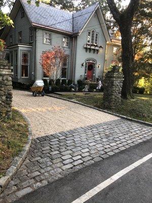 Here we repointed the apron and Laid down a new layer of Pea gravel to give the driveway a fresh new look