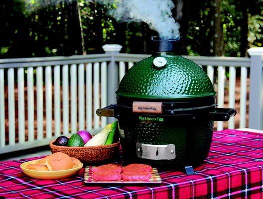 Big Green Egg MiniMax is proof that great things come in small packages!!