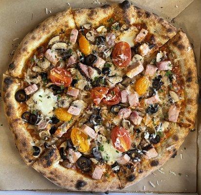 Weekly special not always available.
Red sauce, mozzarella, mushroom, olive, pepper ham, cherry tomatoes finished with manchego cheese.