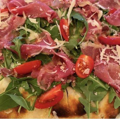 Pizza prosciutto e arugula