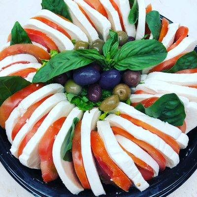 When we serve this beautiful Caprese salad with add a touch of olive oil and balsamic vinegar of Modena.