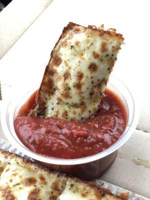 Cheese bread and marinara