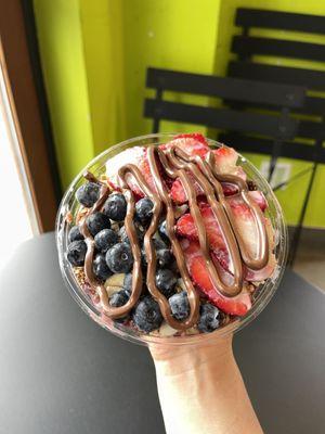 Savor our Organic Açaí Bowl with a mix of juicy organic blueberries and sweet strawberries, all drizzled with almond goodness.