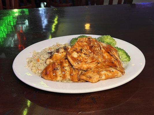 Grilled chicken with rice and broccoli