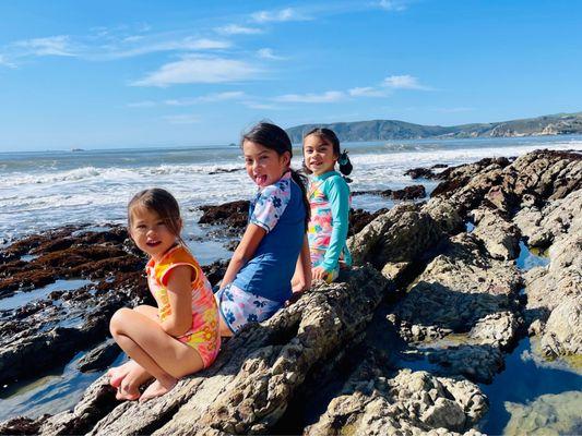 Très jolie photo de " grand daughter " qui regarde la mer:  l'eau est aussi un espace vert!