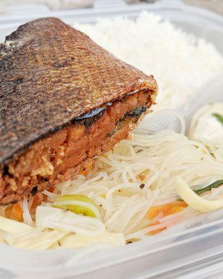 Fried bangus, rice, and pancit - IG: @barriegudfood