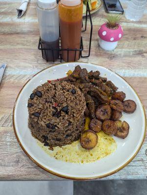 Pepper steak with rice and plantains.