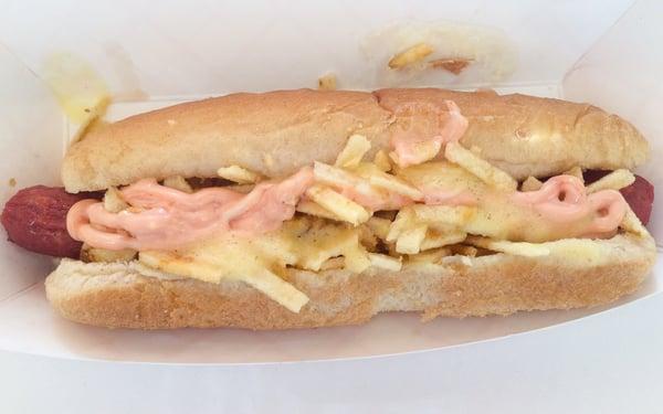 hot dog hawayano - pineapple sauce, pink sauce and potato crisps - eh, stick with the fruit concoctions