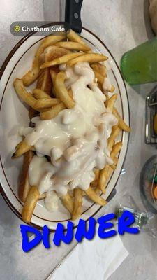 Hamburger Horseshoe, toast , hamburger , fries , cheese sauce.