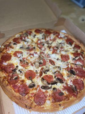 16" Large pizza with pepperoni mushrooms and onions